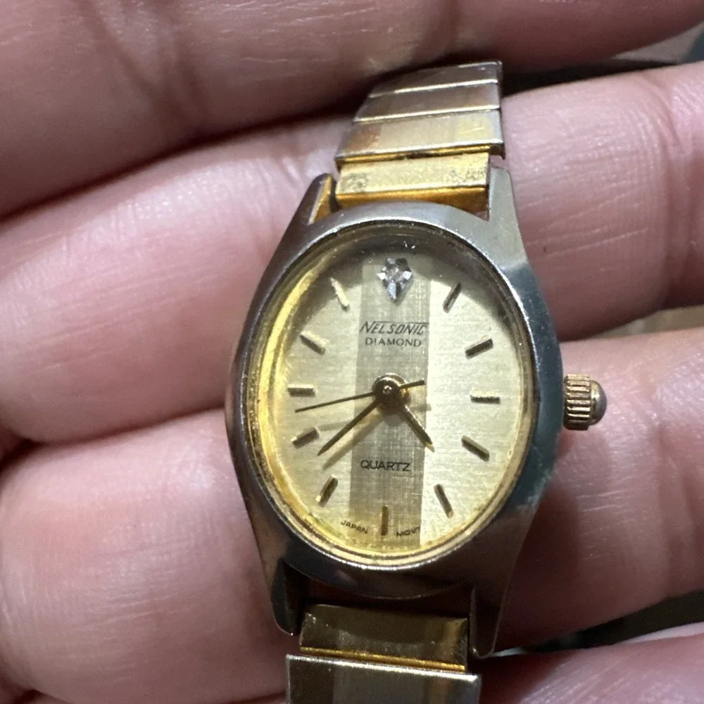 Working Nelsonic Diamond Ladies Wrist Watch 17mm Oval Gold Tone‎ Analog Quartz
